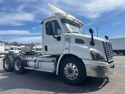 Freightliner Cascadia 113 Day Cab Truck - 410HP, 12 Speed Automatic