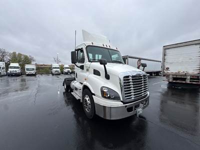 Freightliner Cascadia 113 Single Axle Day Cab Truck - 450HP, 12 Speed Automatic