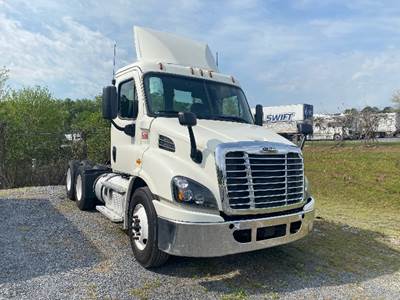 Freightliner Cascadia 113 Day Cab Truck - 410HP, 12 Speed Automatic