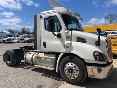 Freightliner Cascadia 113 Single Axle Day Cab Truck - 435HP, 12 Speed Automatic