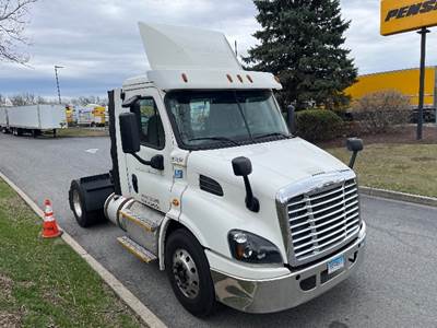 Freightliner Cascadia 113 Single Axle Day Cab Truck - 435HP, 12 Speed Automatic
