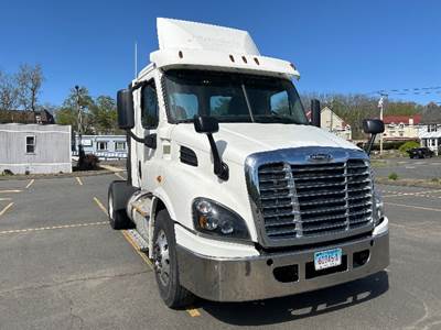 Freightliner Cascadia 113 Single Axle Day Cab Truck - 435HP, 12 Speed Automatic
