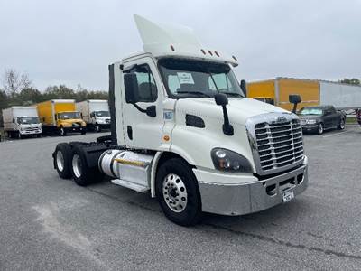 Freightliner Cascadia 113 Day Cab Truck - 450HP, 12 Speed Automatic