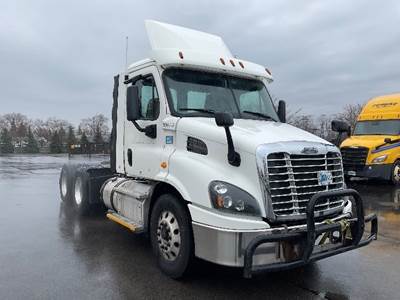 Freightliner Cascadia 113 Day Cab Truck - 450HP, 12 Speed Automatic