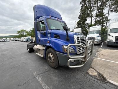 Freightliner Cascadia 113 Single Axle Day Cab Truck - 450HP, 12 Speed Automatic