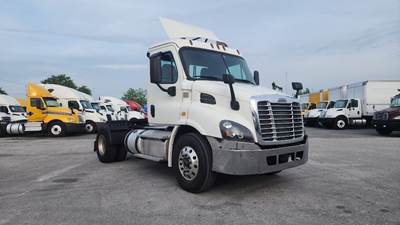 Freightliner Cascadia 113 Single Axle Day Cab Truck - 450HP, 12 Speed Automatic
