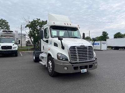 Freightliner Cascadia 113 Single Axle Day Cab Truck - 410HP, 10 Speed Manual