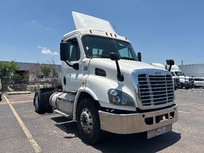 Freightliner Cascadia 113 Single Axle Day Cab Truck - 450HP, 12 Speed Automatic
