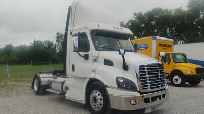 Freightliner Cascadia 113 Single Axle Day Cab Truck - 450HP, 12 Speed Automatic