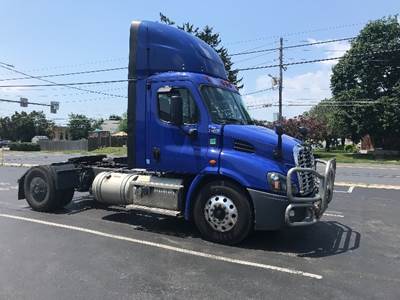 Freightliner Cascadia 113 Single Axle Day Cab Truck - 450HP, 12 Speed Automatic