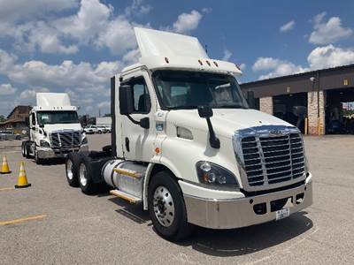Freightliner Cascadia 113 Day Cab Truck - 450HP, 12 Speed Automatic