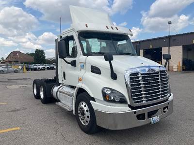 Freightliner Cascadia 113 Day Cab Truck - 450HP, 12 Speed Automatic