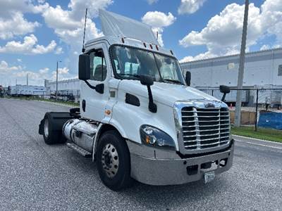 Freightliner Cascadia 113 Single Axle Day Cab Truck - 450HP, 12 Speed Automatic