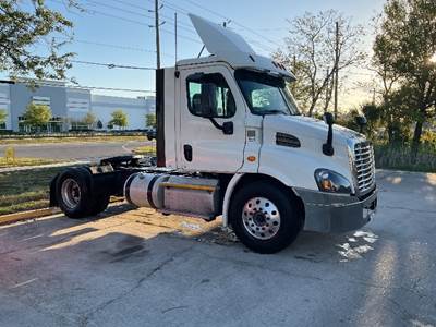 Freightliner Cascadia 113 Single Axle Day Cab Truck - 435HP, 12 Speed Automatic