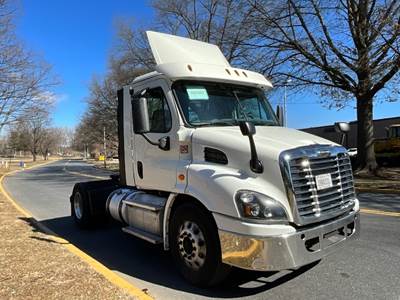 Freightliner Cascadia 113 Single Axle Day Cab Truck - 435HP, 12 Speed Automatic