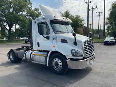 Freightliner Cascadia 113 Single Axle Day Cab Truck - 435HP, 12 Speed Automatic