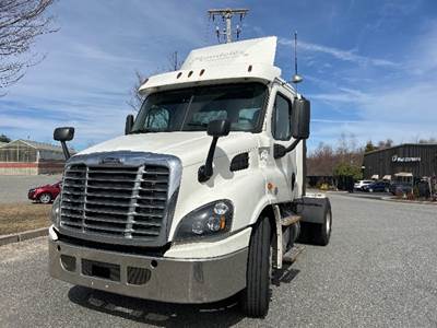 Freightliner Cascadia 113 Single Axle Day Cab Truck - 435HP, 12 Speed Automatic