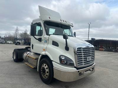Freightliner Cascadia 113 Single Axle Day Cab Truck - 435HP, 12 Speed Automatic