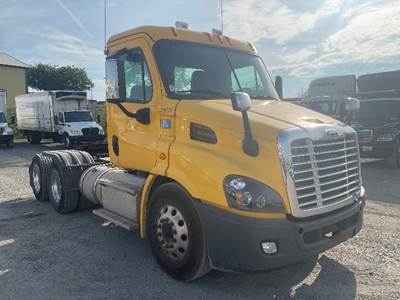 Freightliner Cascadia 113 Day Cab Truck - 450HP, 10 Speed Automatic