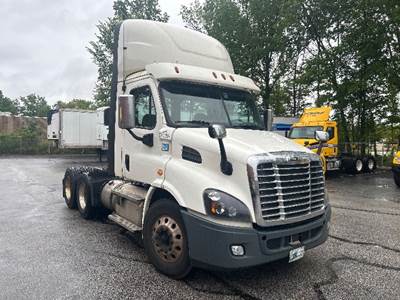 Freightliner Cascadia 113 Day Cab Truck - 450HP, 10 Speed Manual