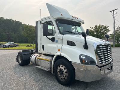 Freightliner Cascadia 113 Single Axle Day Cab Truck - 435HP, 12 Speed Automatic