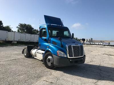 Freightliner Cascadia 113 Single Axle Day Cab Truck - 410HP, 12 Speed Automatic