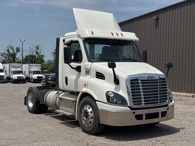 Freightliner Cascadia 113 Single Axle Day Cab Truck - 435HP, 12 Speed Automatic