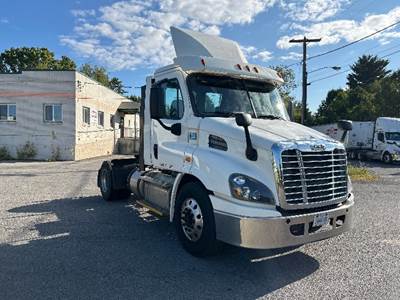 Freightliner Cascadia 113 Single Axle Day Cab Truck - 435HP, 12 Speed Automatic
