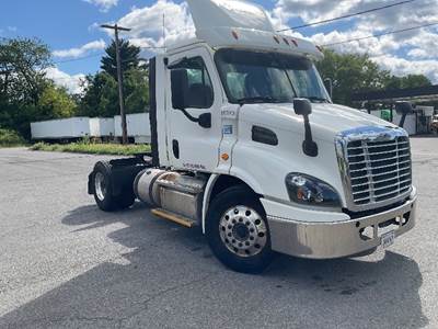 Freightliner Cascadia 113 Single Axle Day Cab Truck - 435HP, 12 Speed Automatic