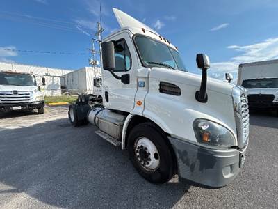 Freightliner Cascadia 113 Single Axle Day Cab Truck - 410HP, 12 Speed Automatic