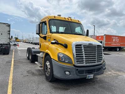 Freightliner Cascadia 113 Day Cab Truck - 450HP, 10 Speed Automatic