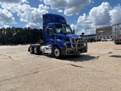 Freightliner Cascadia 113 Day Cab Truck - 450HP, 12 Speed Automatic
