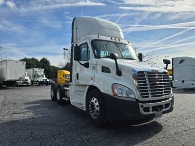 Freightliner Cascadia 113 Day Cab Truck - 450HP, 12 Speed Automatic