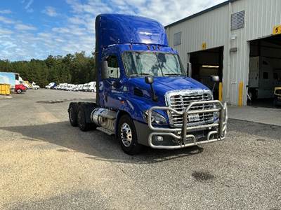 Freightliner Cascadia 113 Day Cab Truck - 450HP, 12 Speed Automatic