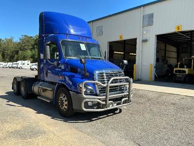 Freightliner Cascadia 113 Day Cab Truck - 450HP, 12 Speed Automatic