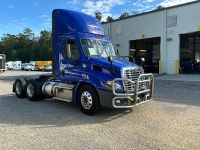 Freightliner Cascadia 113 Day Cab Truck - 450HP, 12 Speed Automatic