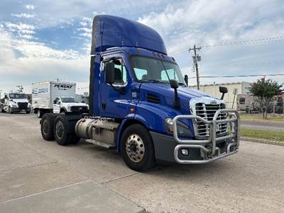 Freightliner Cascadia 113 Day Cab Truck - 450HP, 12 Speed Automatic