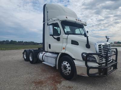 Freightliner Cascadia 113 Day Cab Truck - 410HP, 12 Speed Automatic