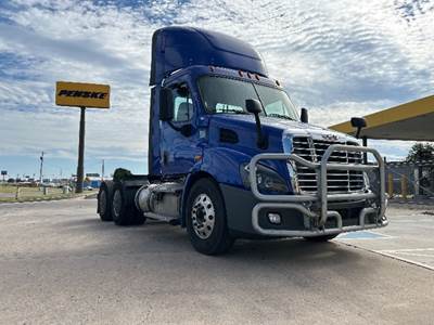 Freightliner Cascadia 113 Day Cab Truck - 450HP, 12 Speed Automatic