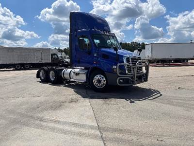 Freightliner Cascadia 113 Day Cab Truck - 450HP, 12 Speed Automatic