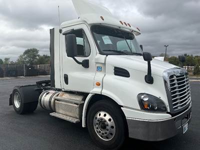 Freightliner Cascadia 113 Single Axle Day Cab Truck - 435HP, 12 Speed Automatic