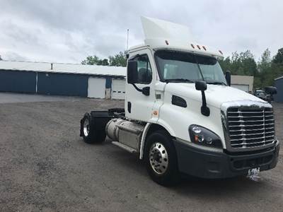 Freightliner Cascadia 113 Single Axle Day Cab Truck - 410HP, 12 Speed Automatic