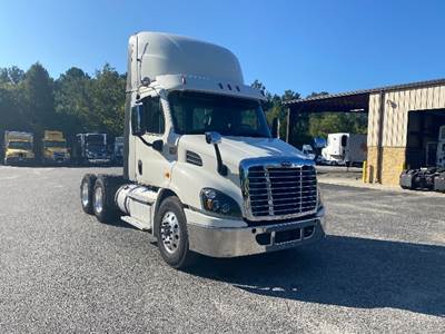 Freightliner Cascadia 113 Day Cab Truck - 410HP, 12 Speed Automatic