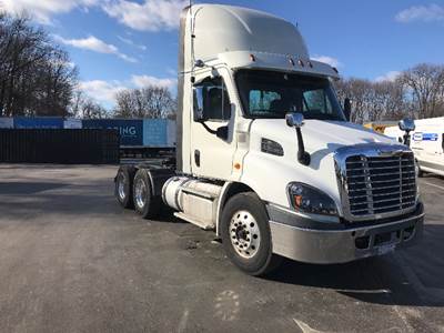 Freightliner Cascadia 113 Day Cab Truck - 410HP, 12 Speed Automatic