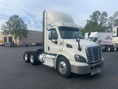 Freightliner Cascadia 113 Day Cab Truck - 410HP, 12 Speed Automatic
