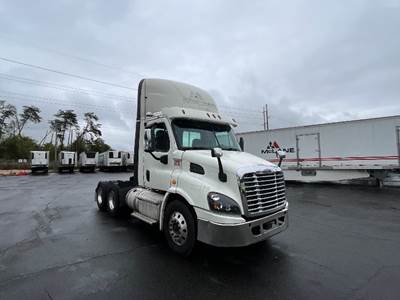 Freightliner Cascadia 113 Day Cab Truck - 410HP, 12 Speed Automatic