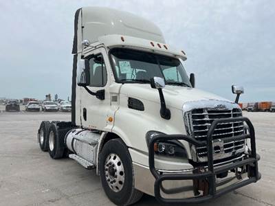 Freightliner Cascadia 113 Day Cab Truck - 410HP, 12 Speed Automatic
