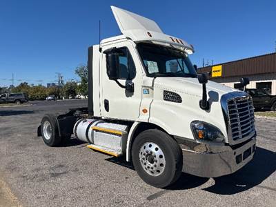 Freightliner Cascadia 113 Single Axle Day Cab Truck - 435HP, 12 Speed Automatic