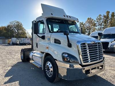 Freightliner Cascadia 113 Single Axle Day Cab Truck - 435HP, 12 Speed Automatic