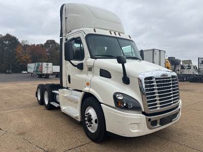 Freightliner Cascadia 113 Day Cab Truck - 435HP, 12 Speed Automatic